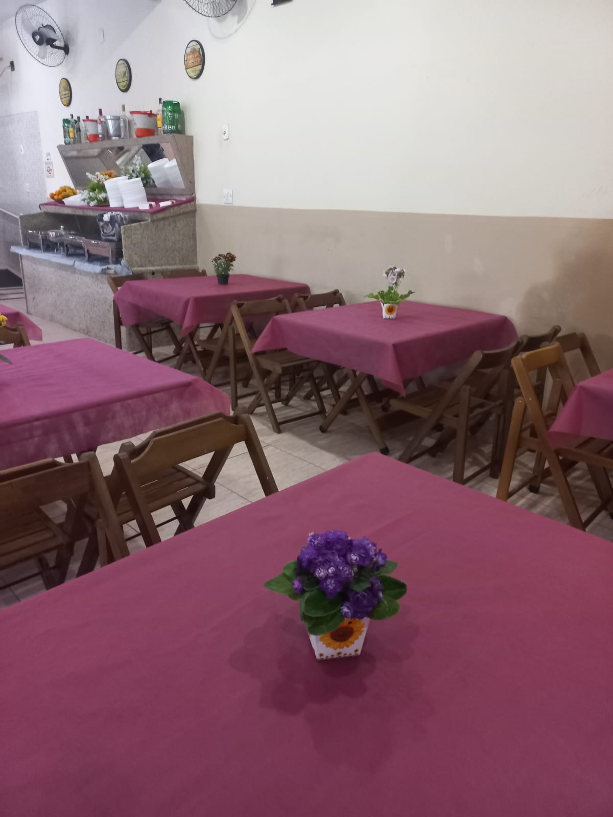 Mesas do salão preparadas para evento