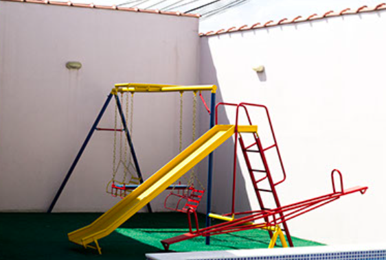 Playground do Espaço Wannel com escorregador, balanço e gangorra