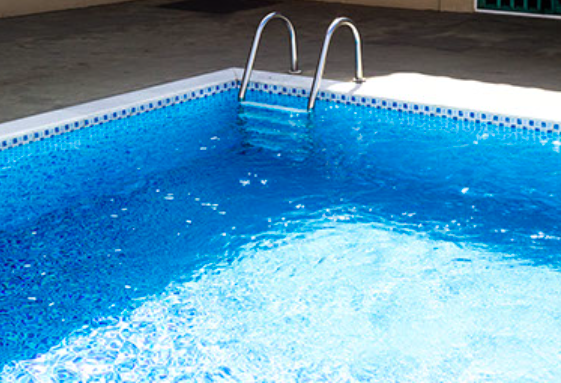 Piscina do Espaço Wannel com água azul e escada de acesso