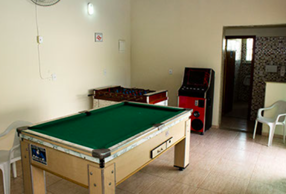 Salão de jogos do Espaço Wannel com mesa de sinuca, pebolim e fliperama